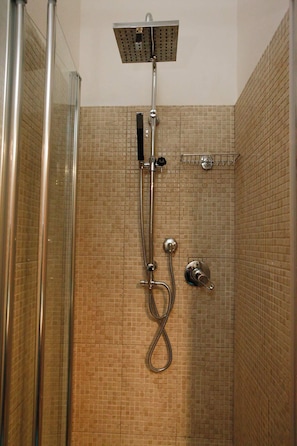Shower, hair dryer, bidet, towels - Vatican apartment (roma)
