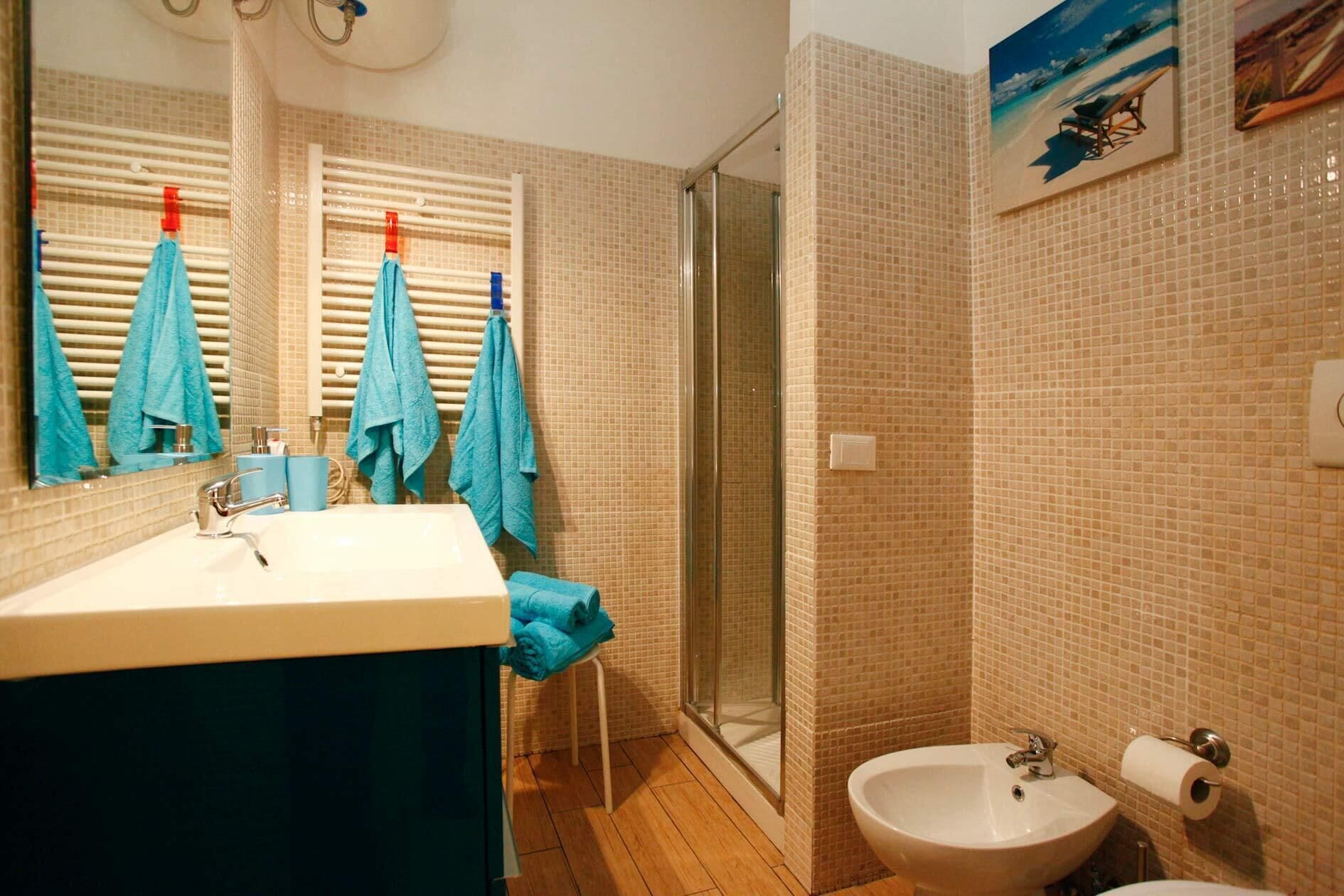 Douche, séchoir à cheveux, bidet, serviettes fournies