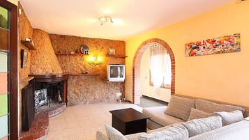 TV, fireplace