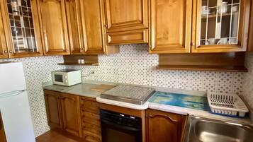 Réfrigérateur, micro-ondes, four, cafetiÚre/bouilloire