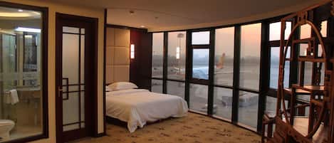 Rom – deluxe | Skrivebord, blendingsgardiner, wi-fi (inkludert) og sengetøy