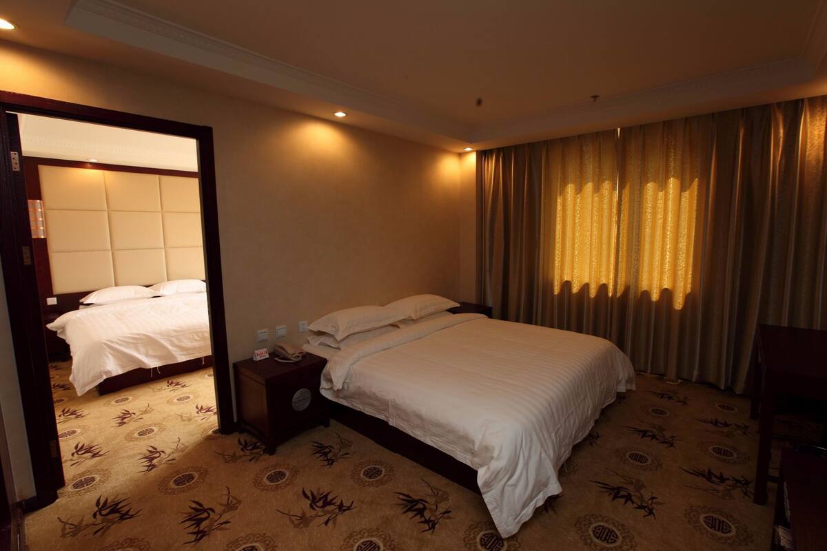 Suite Business | Escritorio, cortinas opacas, wifi gratis y ropa de cama