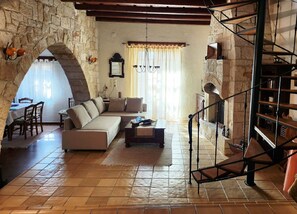 Smart-TV, Kamin, Bücher, Musikbibliothek