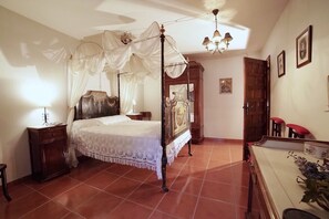 6 bedrooms, desk, iron/ironing board, free WiFi