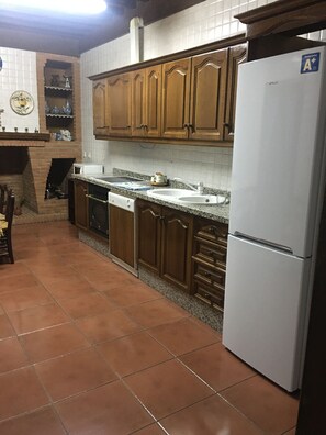 Frigorífico, microondas, horno y placa de cocina