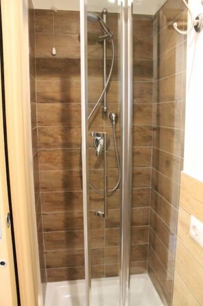 Shower, hair dryer, bidet, towels - Quiet luxury apartment in the middle of Rome historical center. (Roma)