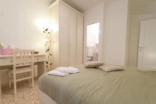 3 Schlafzimmer, Schreibtisch, Bügeleisen/Bügelbrett, Reisekinderbett