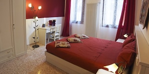 3 Schlafzimmer, Schreibtisch, Bügeleisen/Bügelbrett, Reisekinderbett