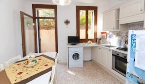 Kühlschrank, Mikrowelle, Herdplatte, Geschirrspüler