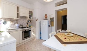 Kühlschrank, Mikrowelle, Herdplatte, Geschirrspüler