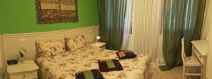 3 habitaciones, escritorio y tabla de planchar con plancha 
