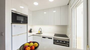 Réfrigérateur, micro-ondes, four, plaque de cuisson