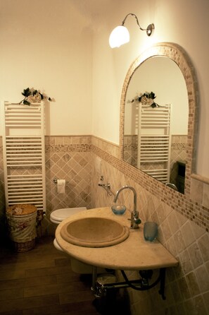 Douche, séchoir à cheveux, bidet, serviettes fournies