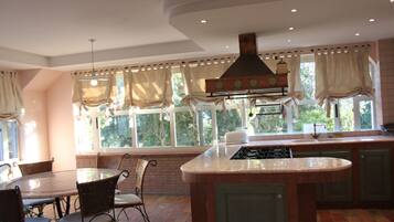 Réfrigérateur, micro-ondes, plaque de cuisson, lave-vaisselle