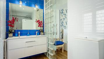 Douche, sĂšche-cheveux, serviettes fournies, papier toilette