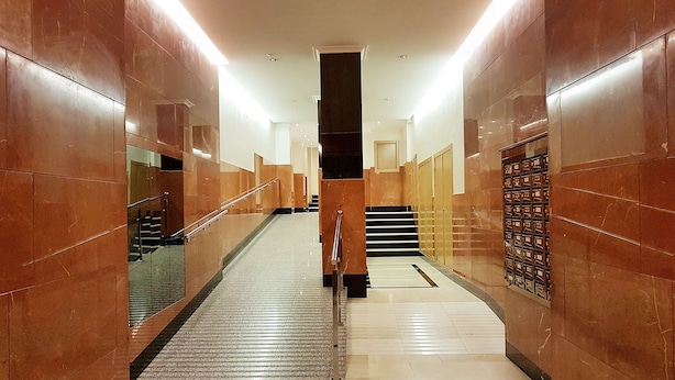 A corridor with marble walls, a handrail, and a staircase leading to a landing. - Holiday Rental Salamanca 4pax WIFI and PARKING / OFFERS end of season (Salamanca)
