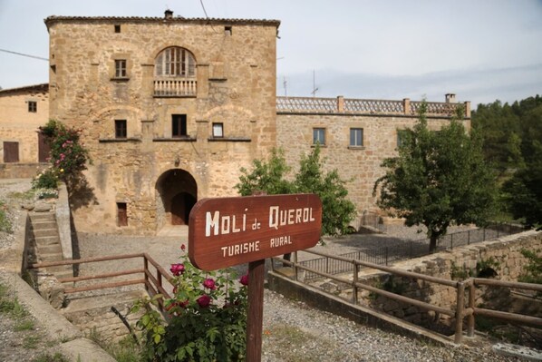 A rustic stone building with a sign reading "Moli de Querol Turismo Rural". - Country Cottage / Gite - Castellar de la Ribera (Castellar de la Rivera)