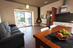 Télévision, cheminée, lecteur de DVD, table de tennis de table