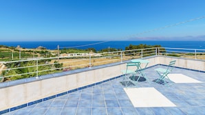 A terrace with a view of the sea, featuring a table and chairs. - villa with views over Scopello (Scopello)