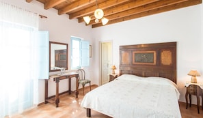 2 habitaciones, tabla de planchar con plancha y cuna de viaje