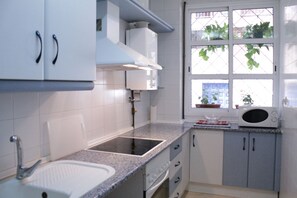 Frigorifero, microonde, forno, piano cottura