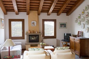 Caminetto, libri, stampante