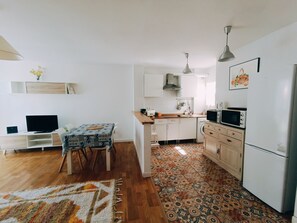 ثلاجة، ميكروويف، فرن، موقد طهي مسطح