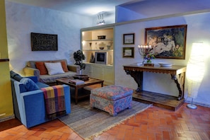 Smart TV, books, stereo