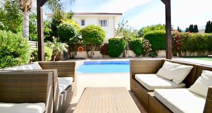 Familienfreundliche 4-Schlafzimmer-Villa auf der anderen Straßenseite von Nissi Beach mit privatem Pool