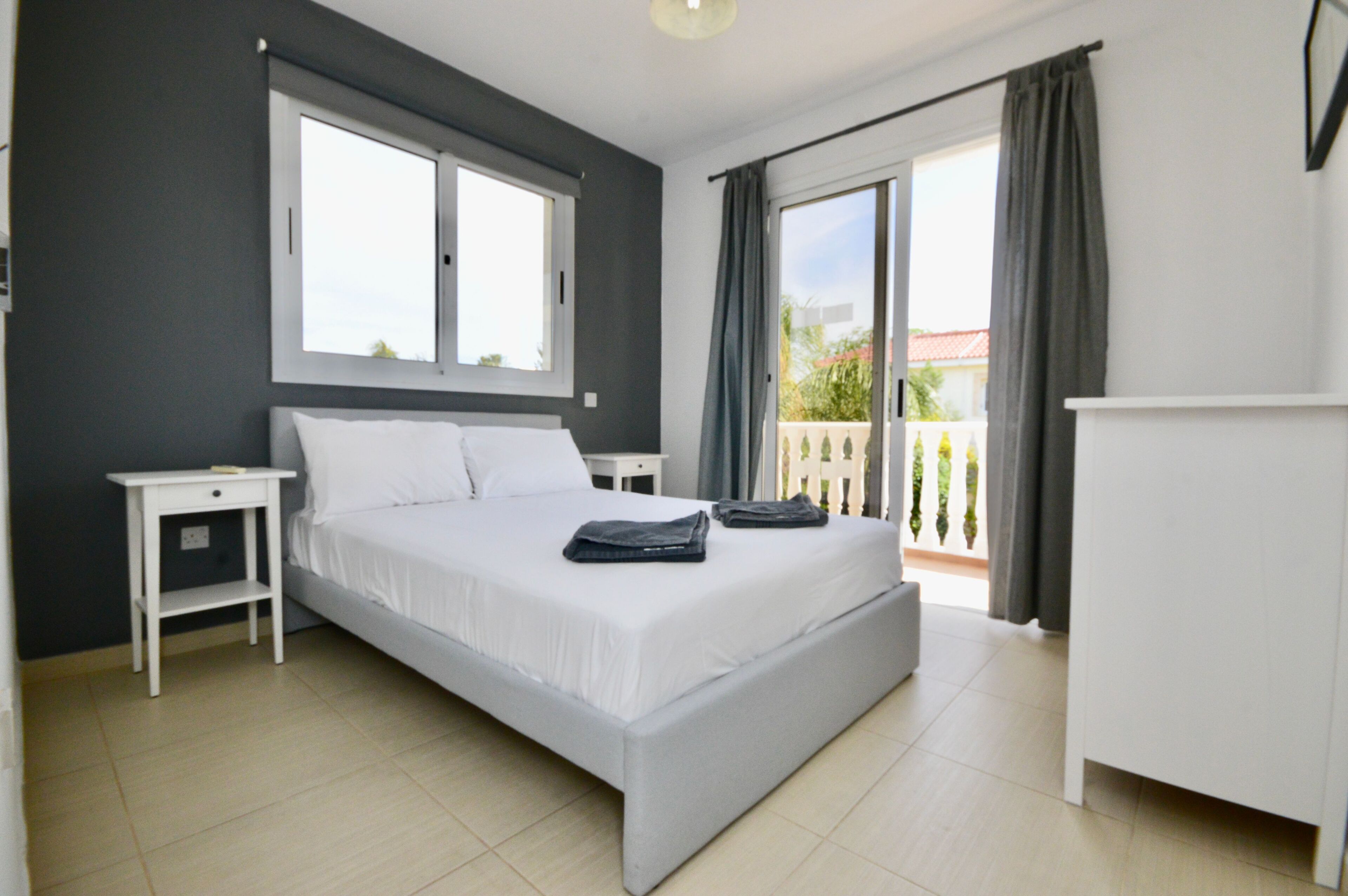 4 habitaciones, tabla de planchar con plancha, cuna de viaje y wifi 