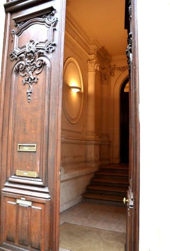 Exterior detail - Luxury, spacious, patio, near public gardens (Bordeaux)