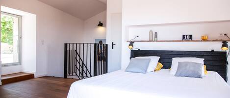 4 bedrooms, iron/ironing board, travel crib, free WiFi