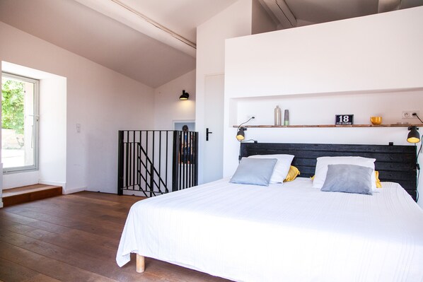 4 bedrooms, iron/ironing board, travel cot, free WiFi - Designer House in Peaceful Provence Village (Châteauneuf-Du-Pape)