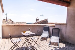 Outdoor dining - Designer House in Peaceful Provence Village (Châteauneuf-Du-Pape)