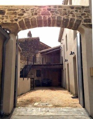 Exterior - Designer House in Peaceful Provence Village (Châteauneuf-Du-Pape)