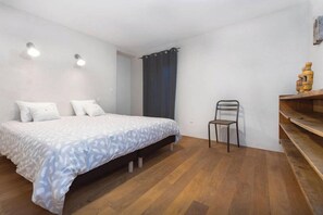 4 bedrooms, iron/ironing board, travel cot, free WiFi - Designer House in Peaceful Provence Village (Châteauneuf-Du-Pape)