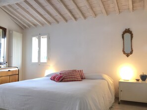 1 habitación, wifi y ropa de cama