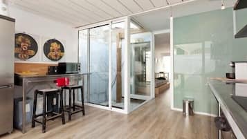 Réfrigérateur, micro-ondes, four, plaque de cuisson