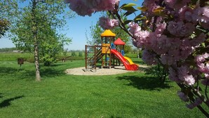 Ein Spielplatz mit Rutsche und Klettergerüsten.