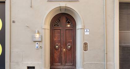 DESIGN APARTMENTS ALAIN 80 meters from the Duomo, elevator, free Wi-Fi