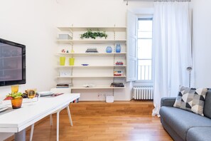 TV, DVD player, books - DESIGN APARTMENTS ALAIN 80 meters from the Duomo, elevator, free Wi-Fi (Firenze)