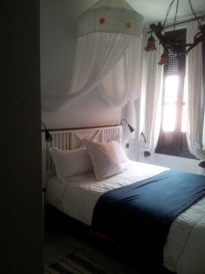 3 habitaciones, tabla de planchar con plancha, wifi y ropa de cama 