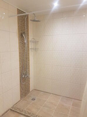 Combined shower/bathtub, towels - Luxurious 2 Bedroom Condominium On a 4 Star Golf Course (Bang Sean)