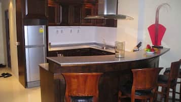 Microwave, cookware/dishes/utensils