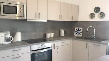 Een koelkast, een microgolfoven, een oven, een kookplaat