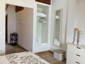 2 camere, una cassaforte in camera, una scrivania, ferro/asse da stiro