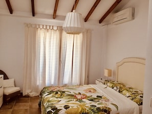 2 chambres, coffres-forts dans les chambres, bureau