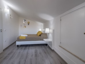 4 Schlafzimmer, Zimmersafe, Schreibtisch, Bügeleisen/Bügelbrett