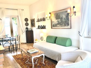 TV connectée, lecteur de DVD, table de tennis de table, livres