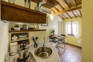 Fridge, stovetop, coffee/tea maker, cookware/dishes/utensils - "The apartment you were looking for in the heart of San Gimignano" .... book it now! (San Gimignano)